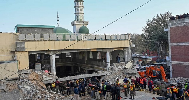 Pakistan: Près de 90 morts dans l'attentat contre une mosquée, des corps retirés des décombres