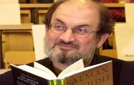 Six mois après son agression, Salman Rushdie publie son nouveau roman 