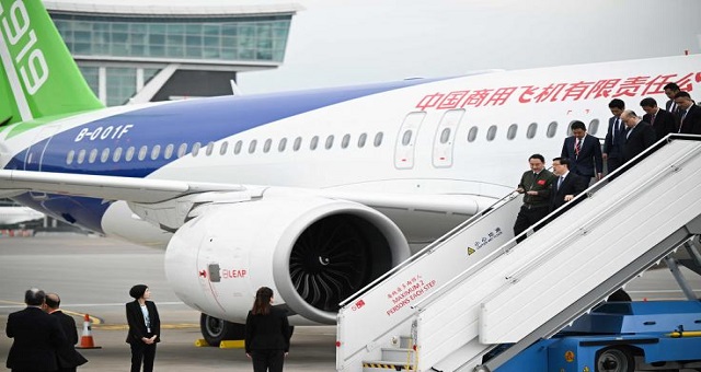 La Chine présente son premier avion de ligne, le C919, à Hong Kong
