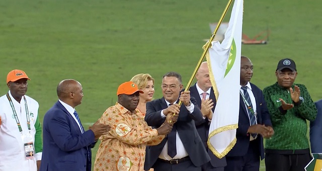 CAN Maroc-2025: Le drapeau de la Coupe d’Afrique des Nations remis par Alassane Ouattara au président de la FRMF